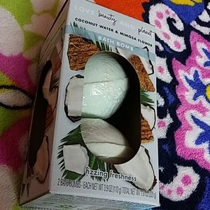 Coconut scented bath bomb